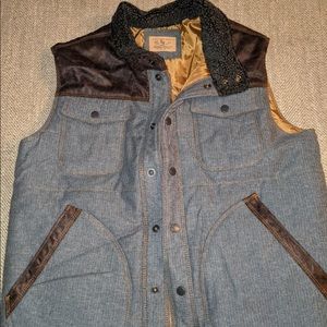 Men’s red head brand vest from bass pro shop